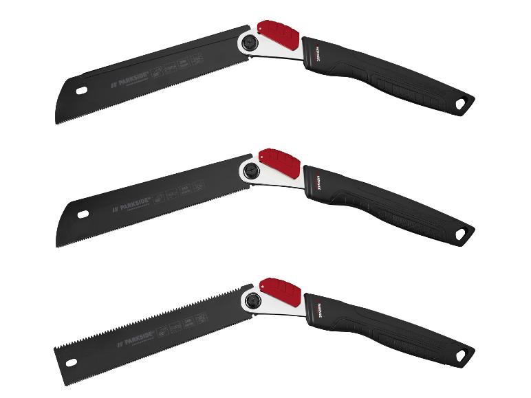 Trois scies pliantes avec lames et poignées noires, et mécanismes de verrouillage rouges.