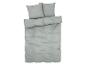 Une housse de couette gris clair avec deux taies d'oreiller.