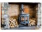Poêle à bois avec ventilateur de distribution de chaleur et piles de bois dans une cheminée en pierre et brique.