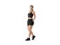 Haut de sport, shorts et chaussures de sport noirs pour femme.