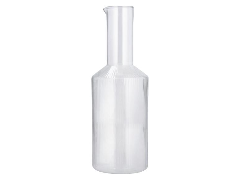 Carafe en verre transparent avec un col haut et un corps cannelé