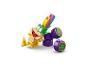 Figurine LEGO Super Mario Lemmy avec une banane et des obstacles de roues violettes.