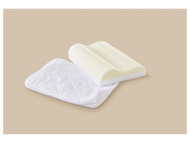Protège-matelas matelassé blanc et oreiller orthopédique en mousse à mémoire de forme beige sur fond beige.