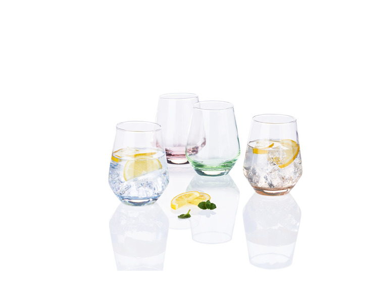 Quatre verres d'eau, de glace et de tranches de citron.