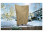 Une housse de protection beige pour meubles de jardin en hiver.