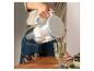 Carafe filtrante en verre BRITA versant de l'eau dans un verre sur une table.