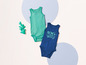 Deux bodys pour bébé, un bleu avec un imprimé 'Sun Sea' et un vert.