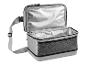 Sac isotherme gris ouvert avec bandoulière et poche en filet.