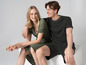 Une femme portant une robe verte et un homme portant un t-shirt à imprimé léopard.