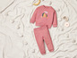 Un sweat-shirt rose avec un imprimé d'hérisson et un pantalon assorti
