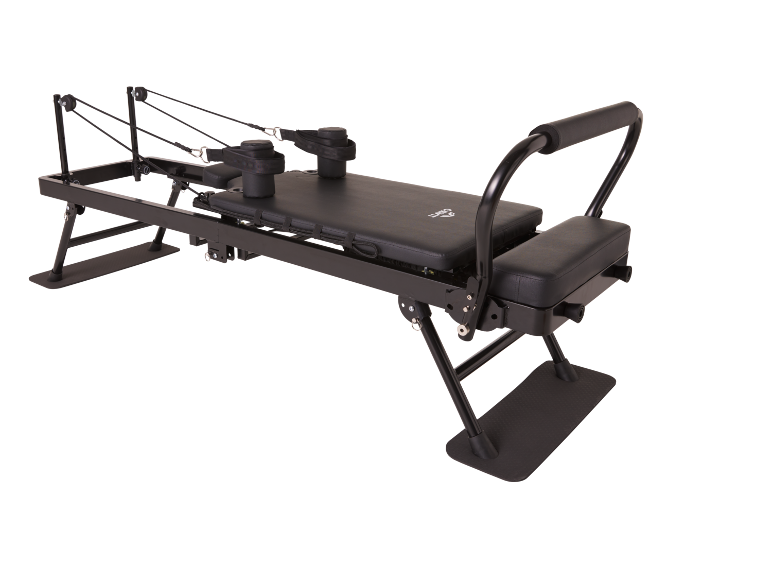 Appareil de pilates reformer noir sur fond noir