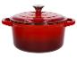 Cocotte rouge en fonte avec couvercle.