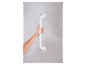 Une main tient une barre d'appui murale blanche.