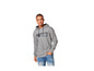 Un homme portant un sweat-shirt gris à capuche avec l'inscription 'MANDO!' et un jean.