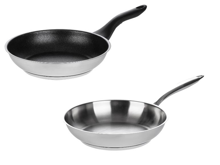 Deux poêles : l'une avec un revêtement antiadhésif noir et l'autre en acier inoxydable.