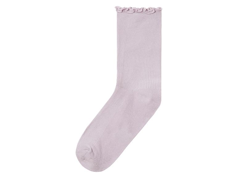 Une paire de chaussettes lilas clair avec une texture côtelée et un bord festonné.