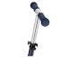 Guidon de trottinette avec poignées bleues portant l'inscription « SCOOTER »