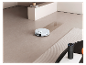 Robot aspirateur et enceinte Amazon Echo dans un intérieur moderne.