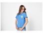 Femme en t-shirt bleu avec motif 'CIN CIN' et citron, souriante.