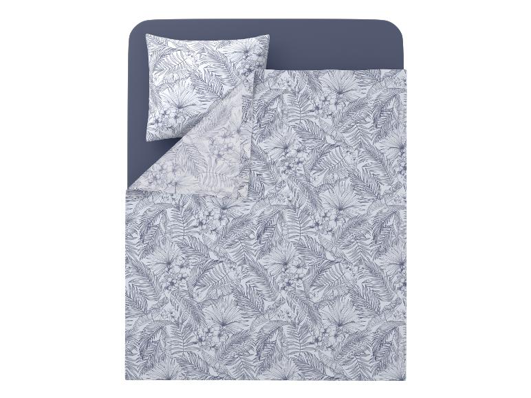 Parure de lit avec imprimé tropical de feuilles de palmier et fleurs sur fond bleu.