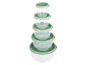Une pile de quatre contenants en plastique transparent pour aliments avec des couvercles verts.