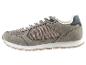 Des baskets en daim grises avec une semelle blanche
