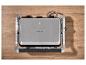 Gril électrique avec surface en acier inoxydable et boutons de commande sur une table en bois.