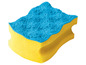 Une éponge de nettoyage bleue avec un dessous jaune.