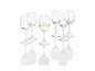 Un verre de vin blanc entouré de verres vides.