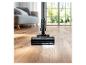 Aspirateur sans fil nettoyant un parquet, moitié propre et moitié sale.