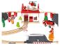 Ensemble de train en bois avec des figurines de pompiers, un hélicoptère et un camion de pompiers.
