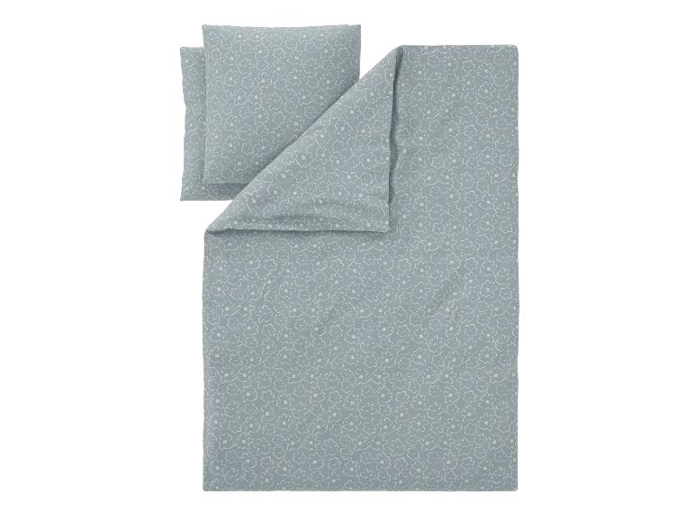 Parure de lit bleu clair avec motif floral blanc, comprenant une housse de couette et une taie d'oreiller.