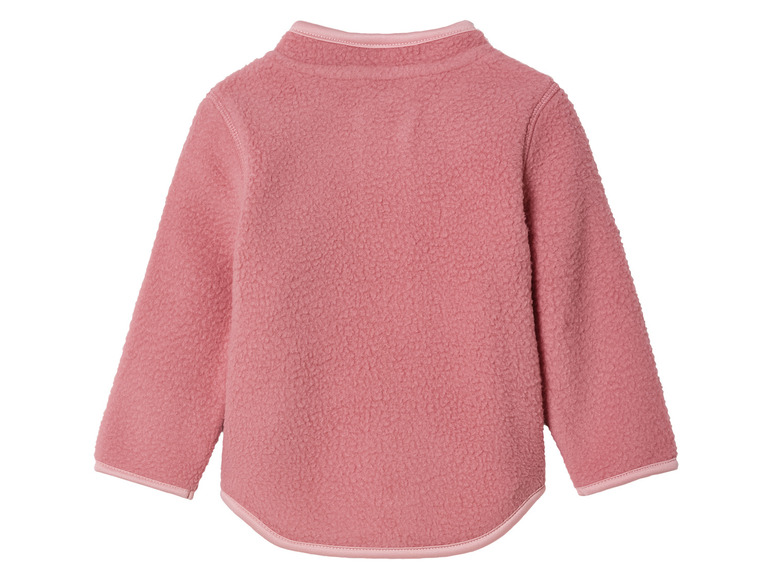 Un sweat-shirt en polaire rose à manches longues.