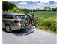 Deux VTT sur un porte-vélos Thule Premium 2 sur une voiture.
