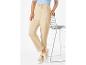 Pantalon beige et baskets en crochet.
