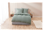 Draps vert clair sur un lit moderne.