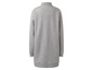 Une robe pull grise à manches longues.
