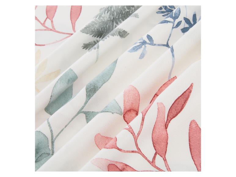 Tissu blanc avec un motif floral rose et bleu.
