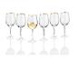 Six verres avec un bord doré, l'un rempli de vin blanc.