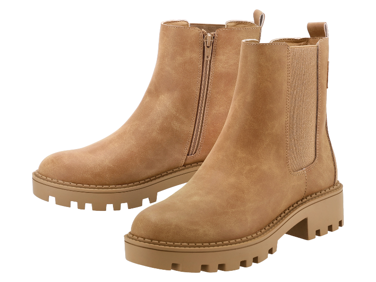 Bottines Chelsea couleur beige clair à talon plat.