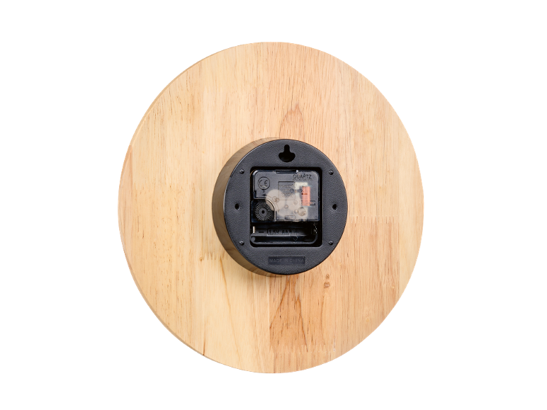 Vue arrière d'une horloge murale ronde en bois montrant le mécanisme de mouvement à quartz.