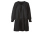 Une robe noire à manches longues avec un ourlet plissé.