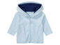 Sweat-shirt à capuche bleu clair pour bébé avec boutons.