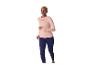 Femme en t-shirt de sport à manches longues pêche et leggings bleu marine, en train de courir.