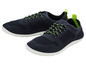 Deux baskets bleu foncé avec des lacets verts.