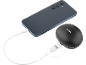 Smartphone bleu foncé en charge avec une batterie externe noire via un câble blanc.