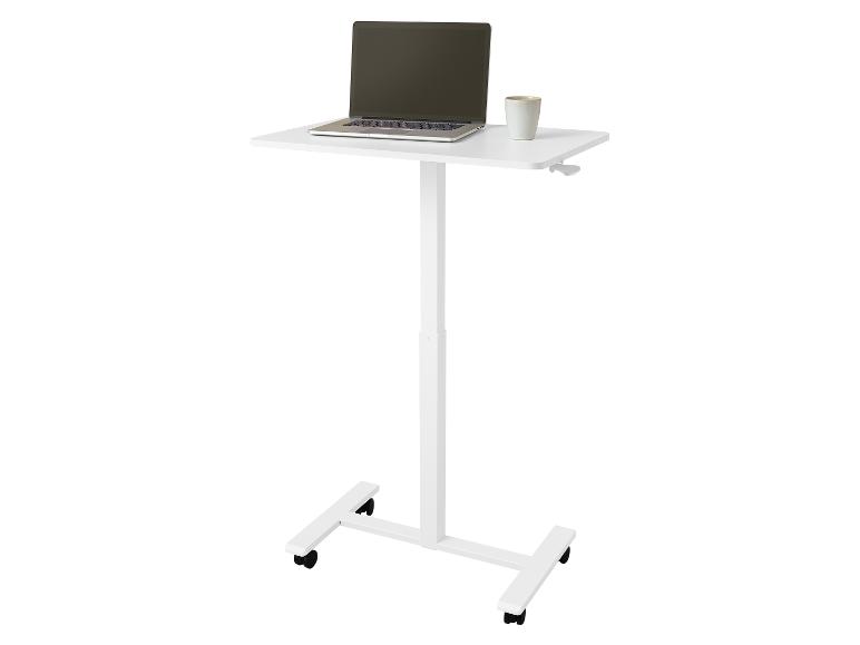 Bureau debout mobile blanc avec ordinateur portable et tasse.
