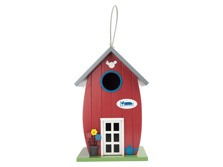 Un nichoir à oiseaux en bois rouge avec une porte bleue et une corde pour l'accrocher.