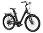 Un vélo électrique noir avec des pneus Kenda.