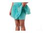 Fille portant une jupe tutu turquoise et un short assorti.